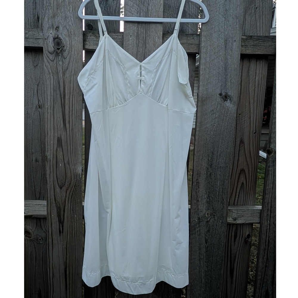 Womens Montgomery Ward White Full Slip 24 1/2 Excellent Vintage Nylon V-Neck